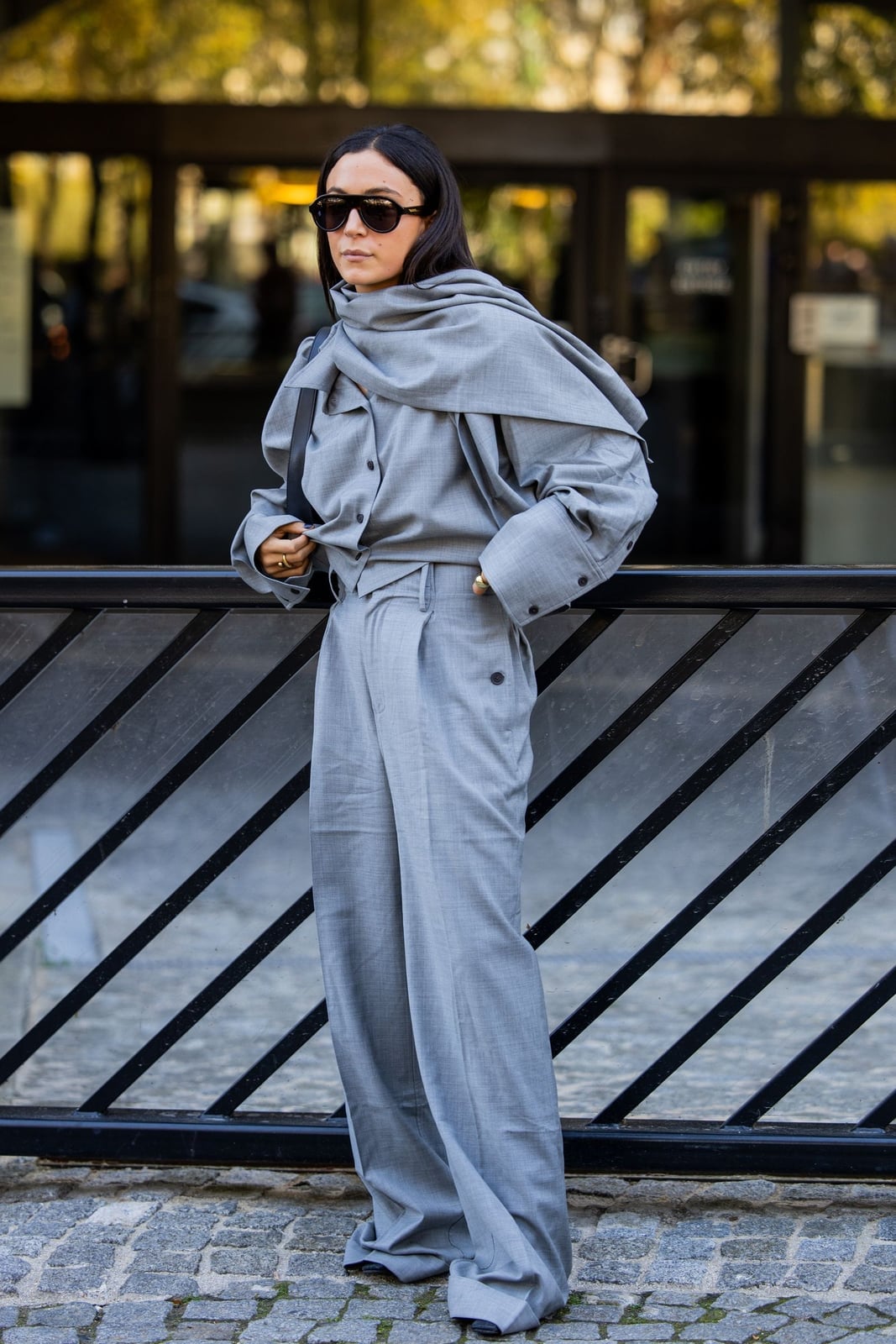 An Oversized Gray Suit Is Softened by a Draped Scarf An Oversized Gray Suit Is Softened by a Draped Scarf — Simple Corporate Outfits for Women