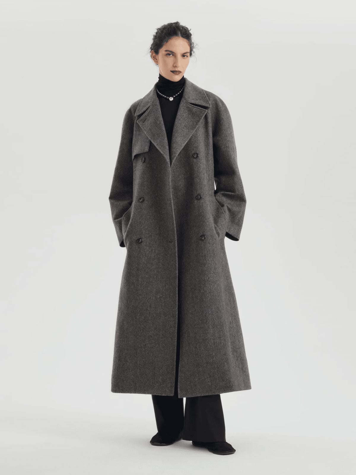 An Oversized Gray Coat Adds Drama to a Black Base An Oversized Gray Coat Adds Drama to a Black Base — Simple Corporate Outfits for Women