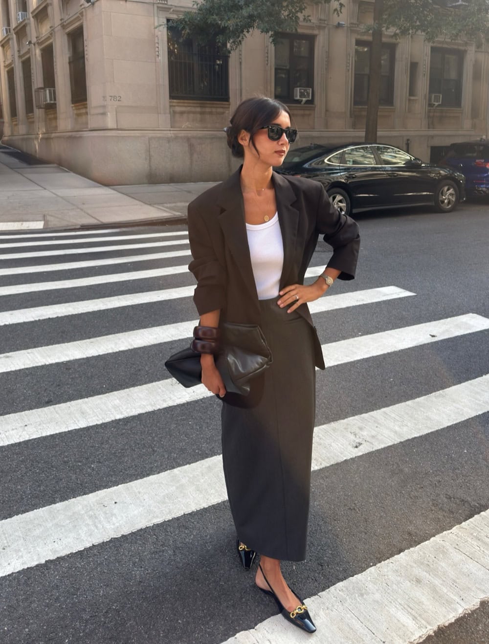 An Oversized Plaid Suit Offers a Modern Corporate Take An Oversized Plaid Suit Offers a Modern Corporate Take — Simple Corporate Outfits for Women