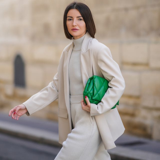 Oversized Beige Blazer with Cream Turtleneck, Close-Up Take Oversized Beige Blazer with Cream Turtleneck, Close-Up Take — Simple Court Outfits