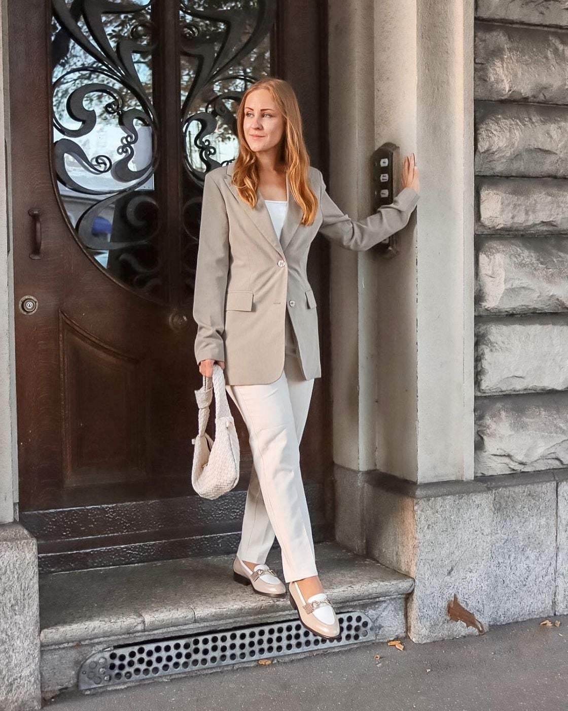 Beige Oversized Blazer with Cream Wide-Leg Trousers Beige Oversized Blazer with Cream Wide-Leg Trousers — Simple Court Outfits