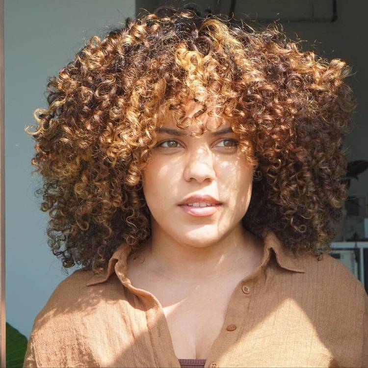 Shoulder Length Layers With Blonde Highlights — Simple Curly Bangs
