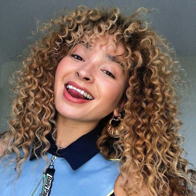 Collarbone Layers With Honey Highlights And Full Bangs Collarbone Layers With Honey Highlights And Full Bangs — Simple Curly Hair Cuts