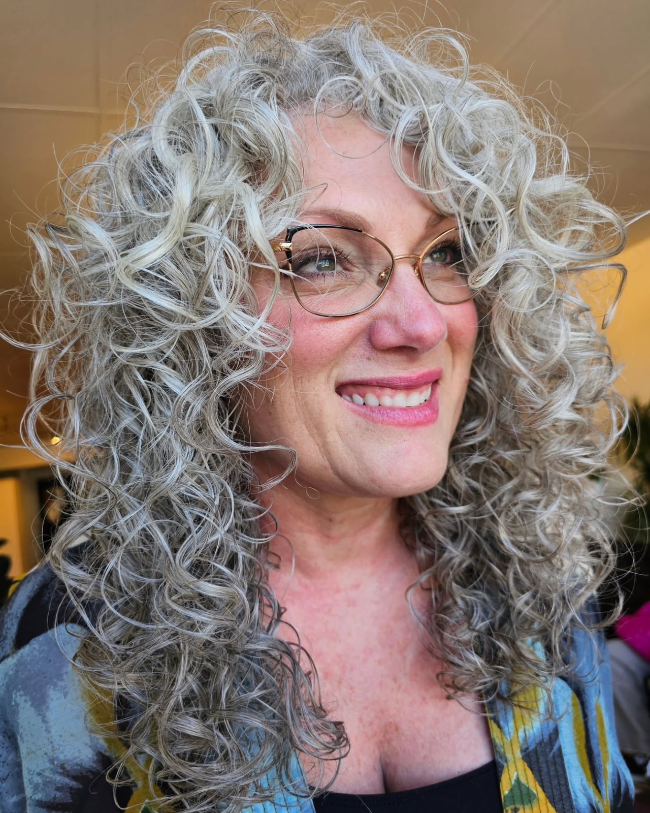 Shoulder Gray Shag Fine Curly Hair With Appearing Air-Dried Shoulder Gray Shag Fine Curly Hair With Appearing Air-Dried — Simple Curly Shag