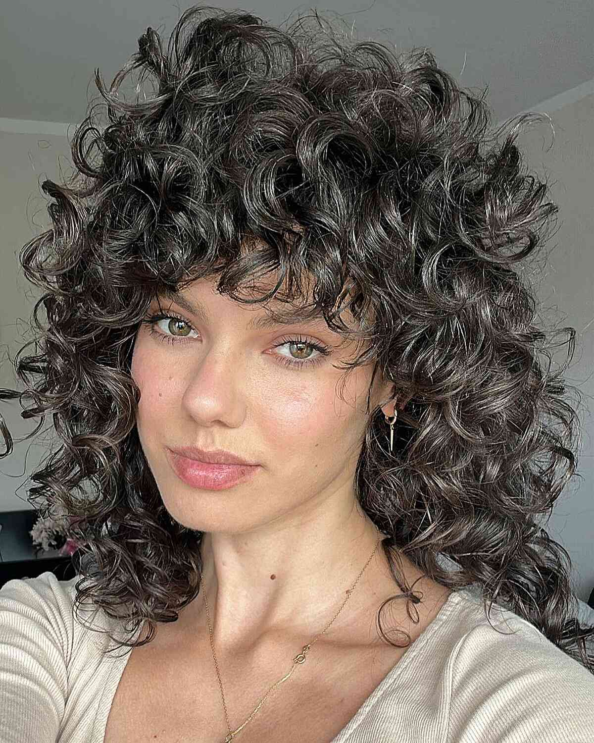 Collarbone Curly Shag With Voluminous Curls Collarbone Curly Shag With Voluminous Curls — Simple Curly Shag