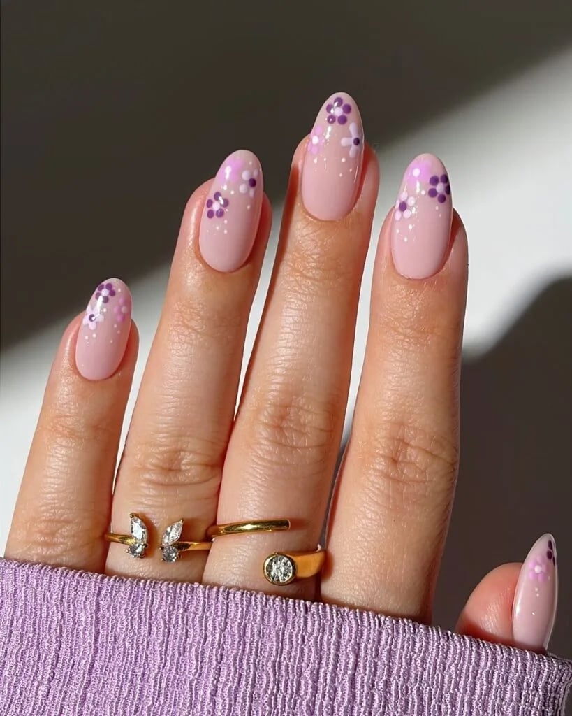 Medium Oval Soft Pink Nails with Floral Dots Medium Oval Soft Pink Nails with Floral Dots — Simple Floral Nails