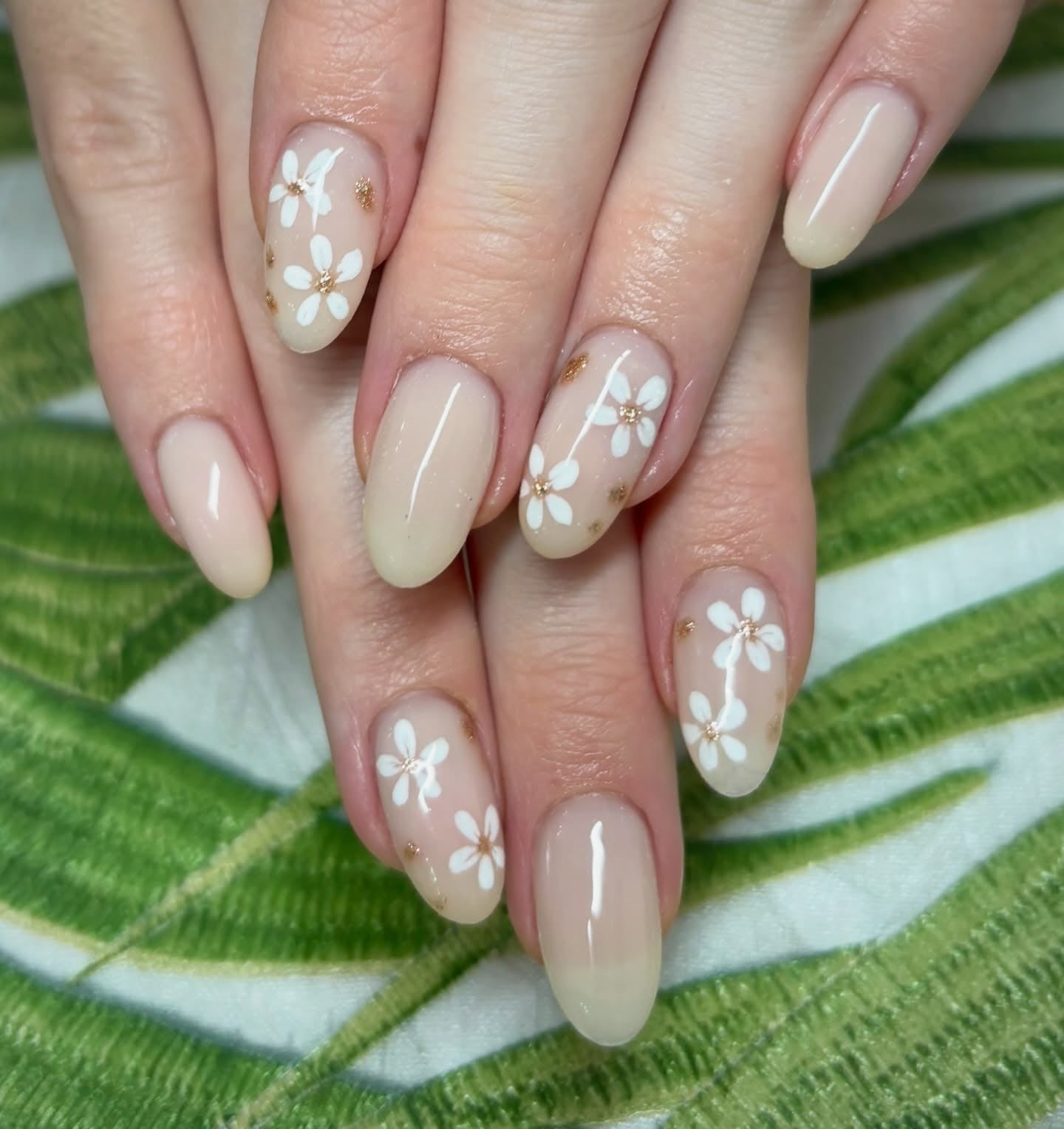Medium Oval Sheer Nude Beige with White Gold Flowers Medium Oval Sheer Nude Beige with White Gold Flowers — Simple Floral Nails