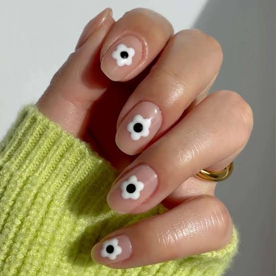 Short Oval Sheer Nude with Minimalist White Flowers Short Oval Sheer Nude with Minimalist White Flowers — Simple Floral Nails