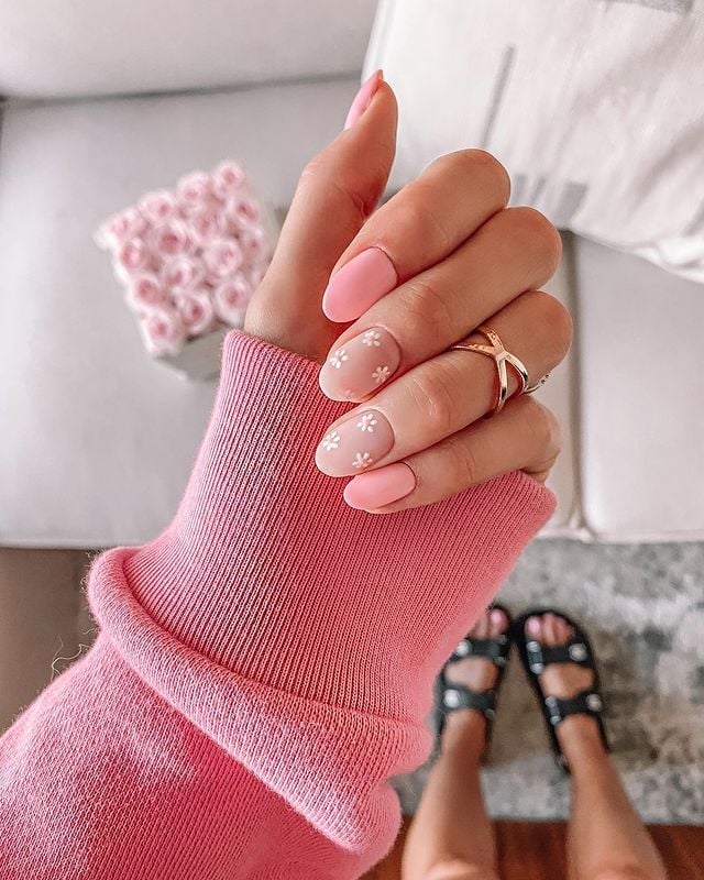 Short Oval Matte Pastel Pink with White Daisies Short Oval Matte Pastel Pink with White Daisies — Simple Floral Nails
