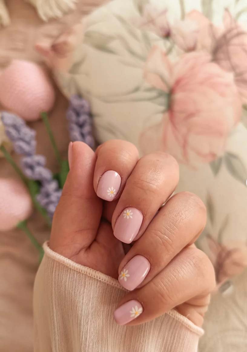 Short Square Matte Light Pink with White Daisy Art Short Square Matte Light Pink with White Daisy Art — Simple Floral Nails