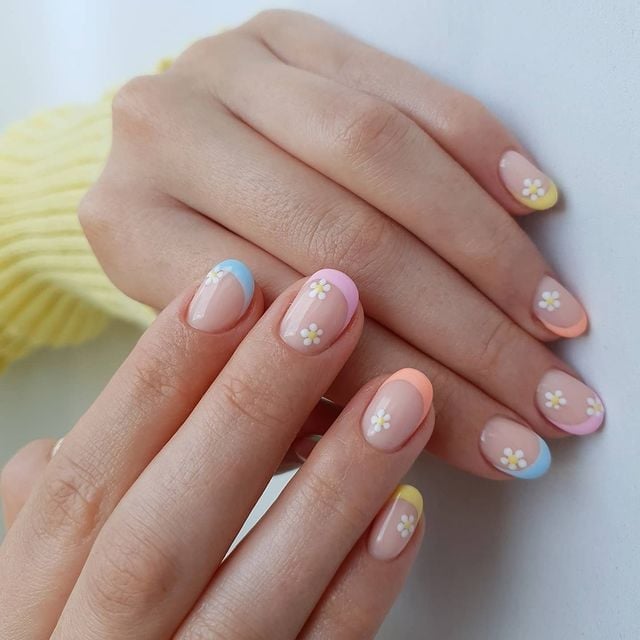 Short Oval Pastel French Tips with White Flowers Short Oval Pastel French Tips with White Flowers — Simple Floral Nails