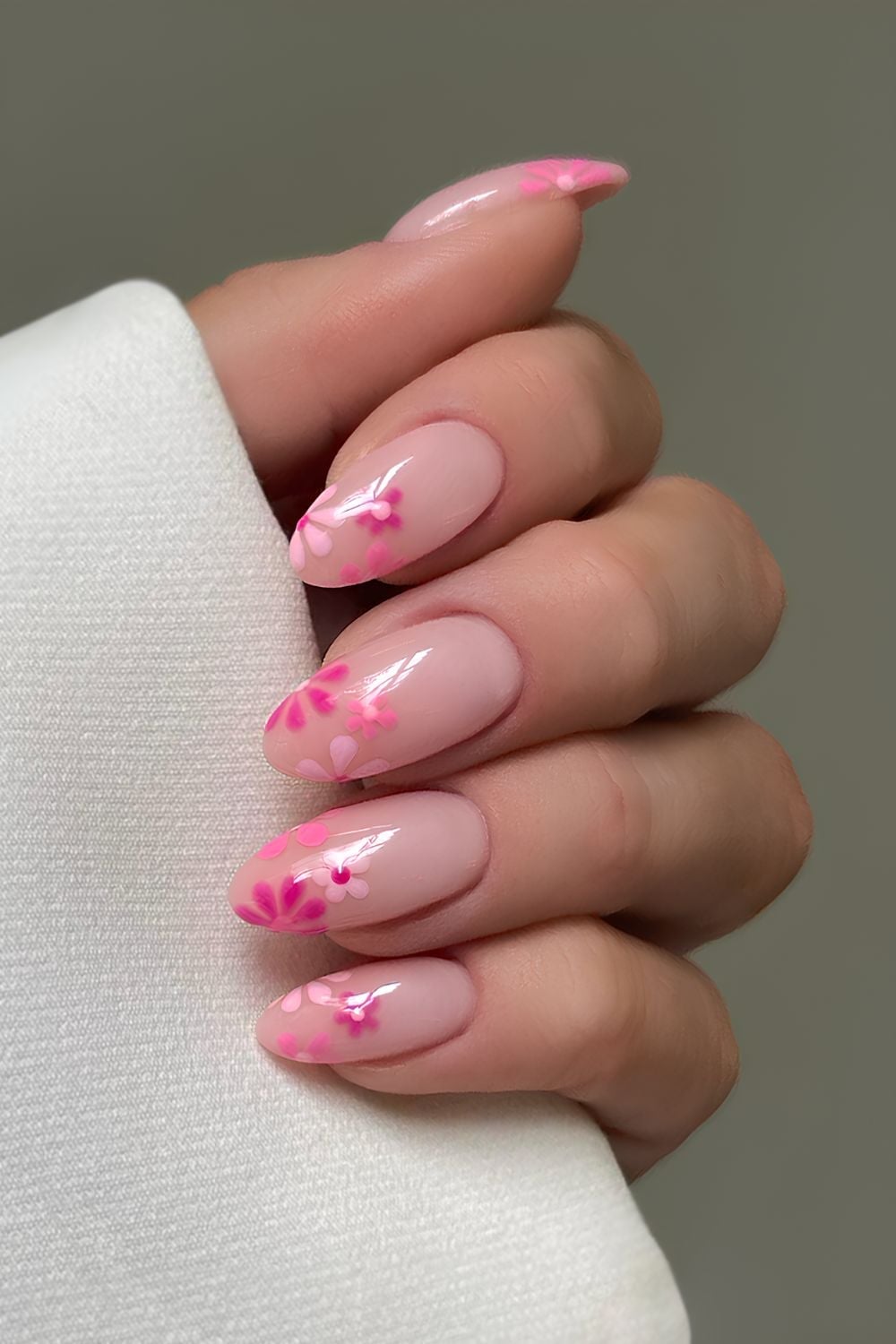 Medium Oval Sheer Pink with Scattered Pink Flowers, Close-Up Take Medium Oval Sheer Pink with Scattered Pink Flowers, Close-Up Take — Simple Floral Nails