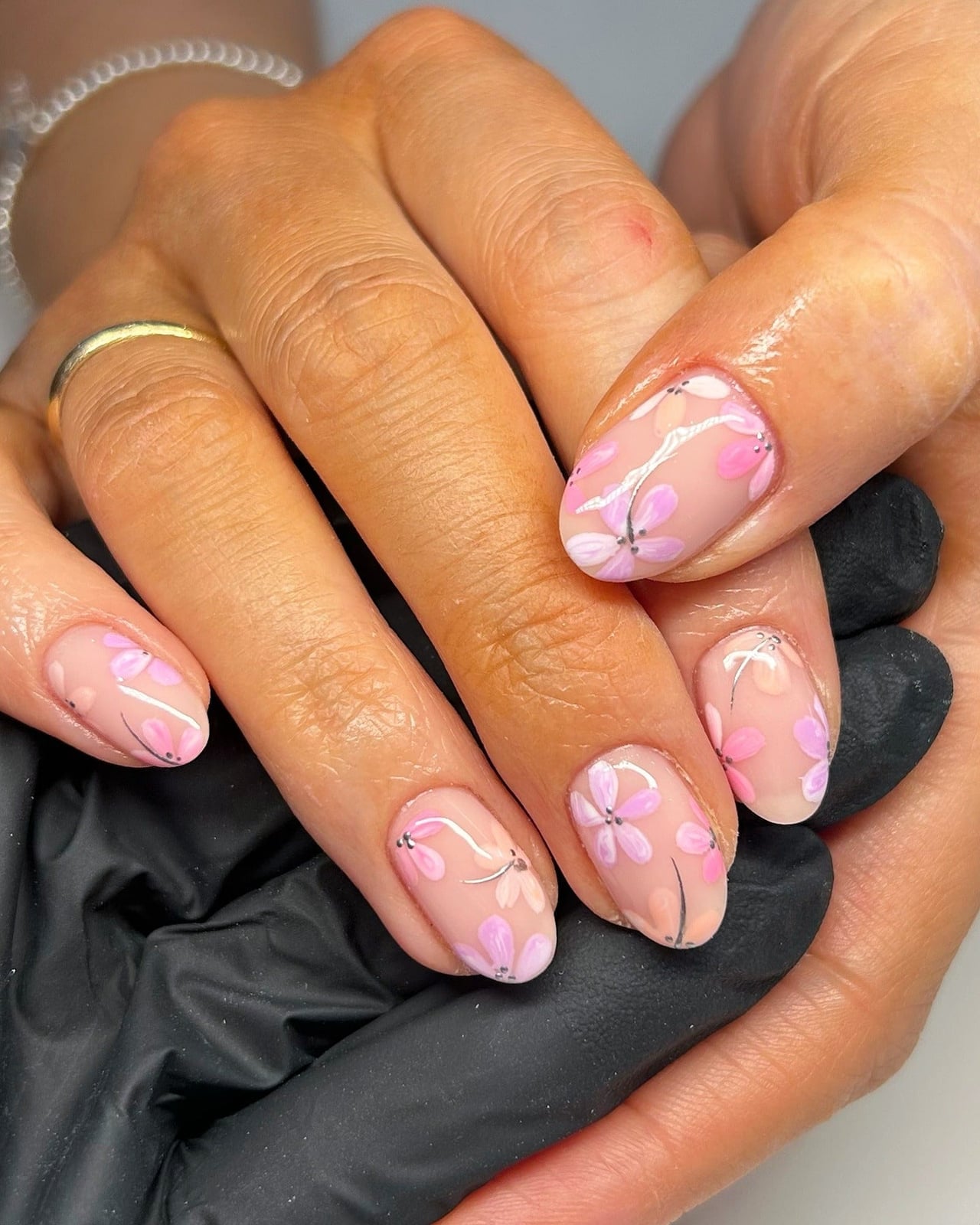 Medium Oval Sheer Pink With Black Stem Flowers, овальные Medium Oval Sheer Pink With Black Stem Flowers, овальные — Simple Flower Nails