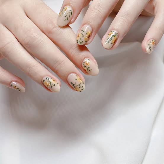 Short Oval Beige With Hand-Painted Sunflowers Short Oval Beige With Hand-Painted Sunflowers — Simple Flower Nails