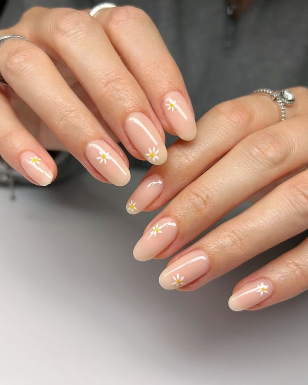 White Daisy Flowers Short Oval Nails White Daisy Flowers Short Oval Nails — Simple Formal Nails
