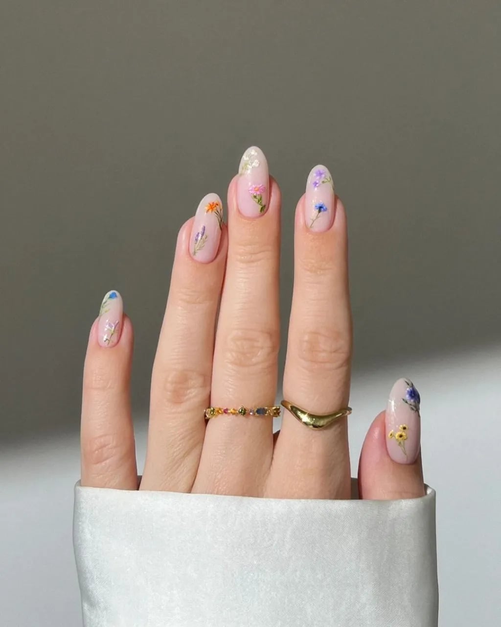 Dried Flowers Medium Oval Nails Dried Flowers Medium Oval Nails — Simple Formal Nails