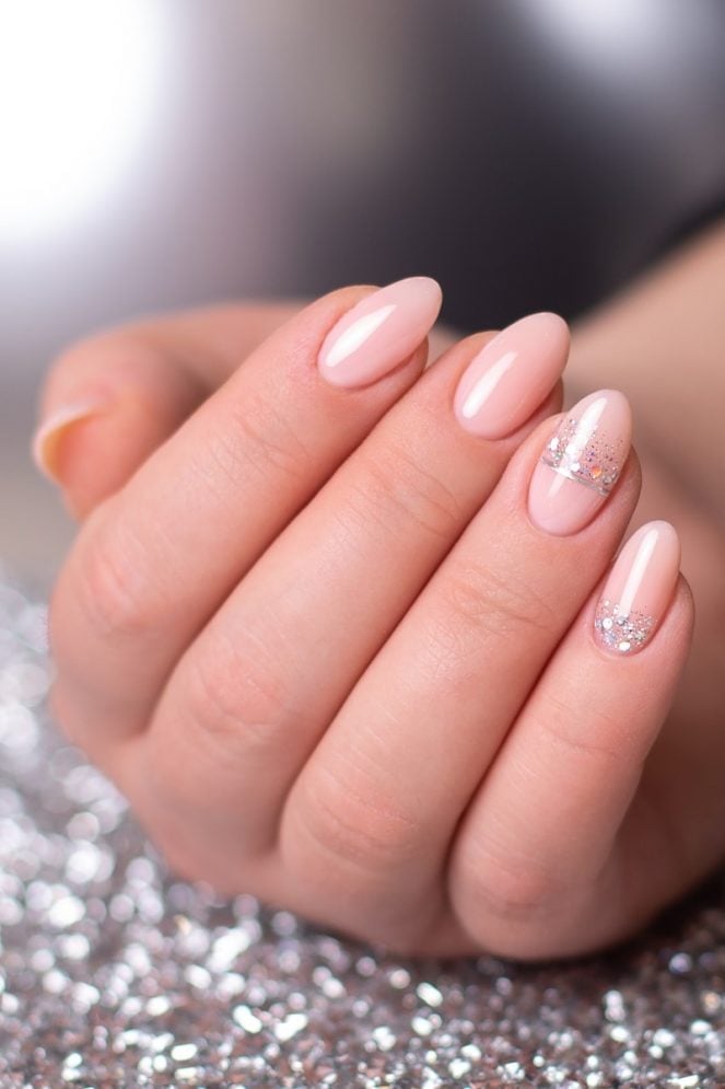 Silver Foil Glitter Base Oval Nails Silver Foil Glitter Base Oval Nails — Simple Formal Nails