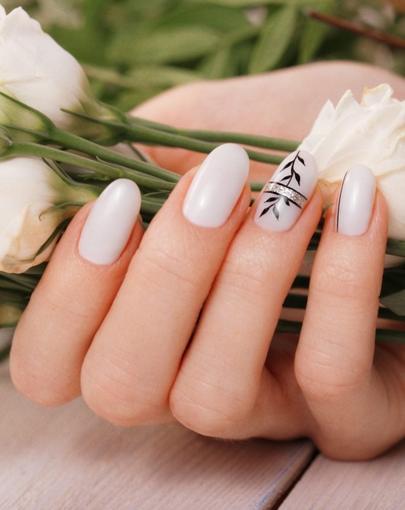 White Black Leaf Motif Medium Oval Nails White Black Leaf Motif Medium Oval Nails — Simple Formal Nails