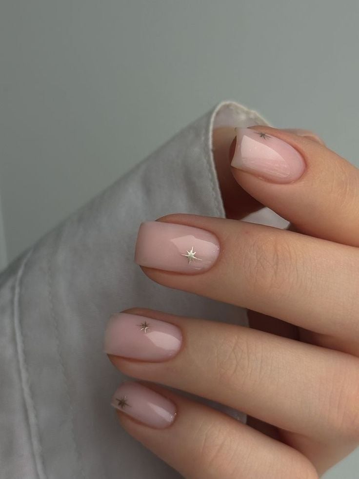 Gold Star Accents Short Square Nails Gold Star Accents Short Square Nails — Simple Formal Nails