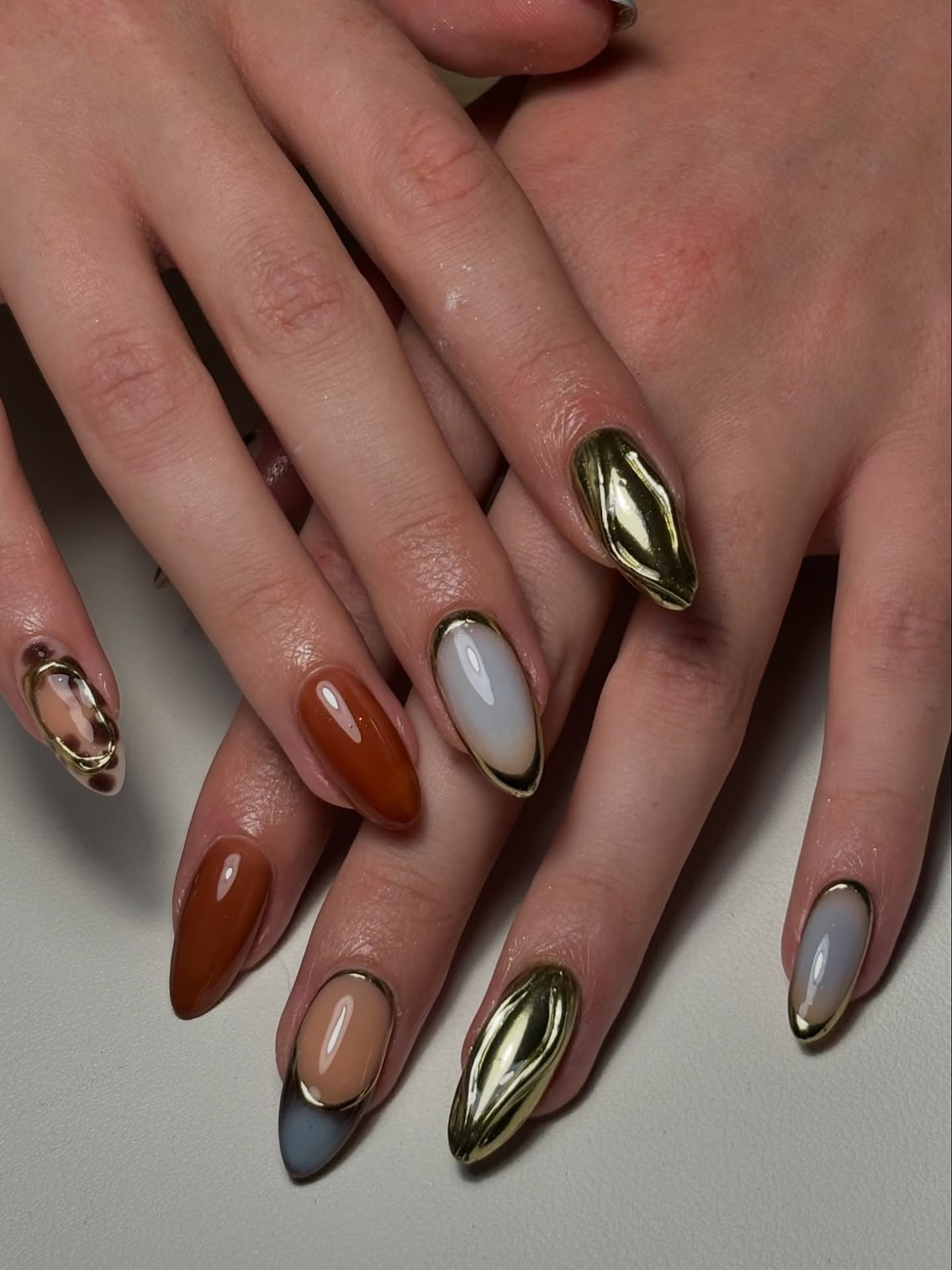 Medium Almond Nude Gold Chrome Lines Medium Almond Nude Gold Chrome Lines — Simple Gold Chrome Nails