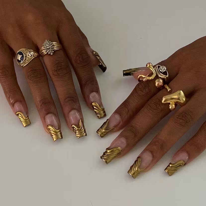 Stiletto Nude Gold Foil Waves Stiletto Nude Gold Foil Waves — Simple Gold Chrome Nails