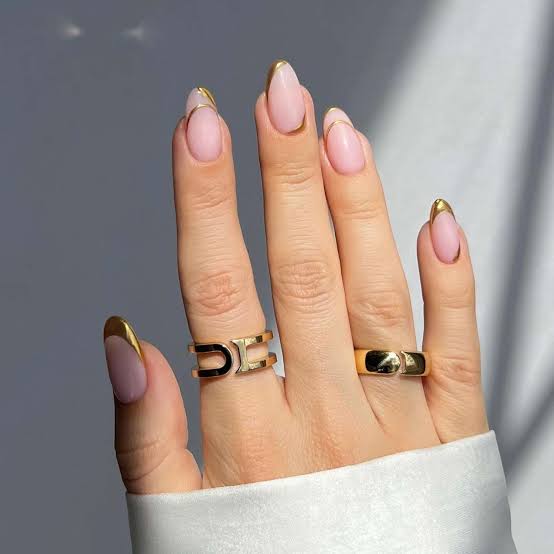 Medium Oval Brilliant Gold Chrome Nails Medium Oval Brilliant Gold Chrome Nails — Simple Gold Chrome Nails