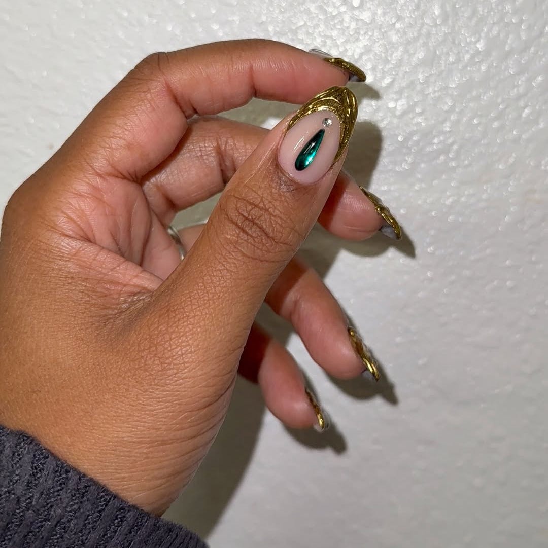 Long Stiletto Gold Intricate Pattern Long Stiletto Gold Intricate Pattern — Simple Gold Chrome Nails