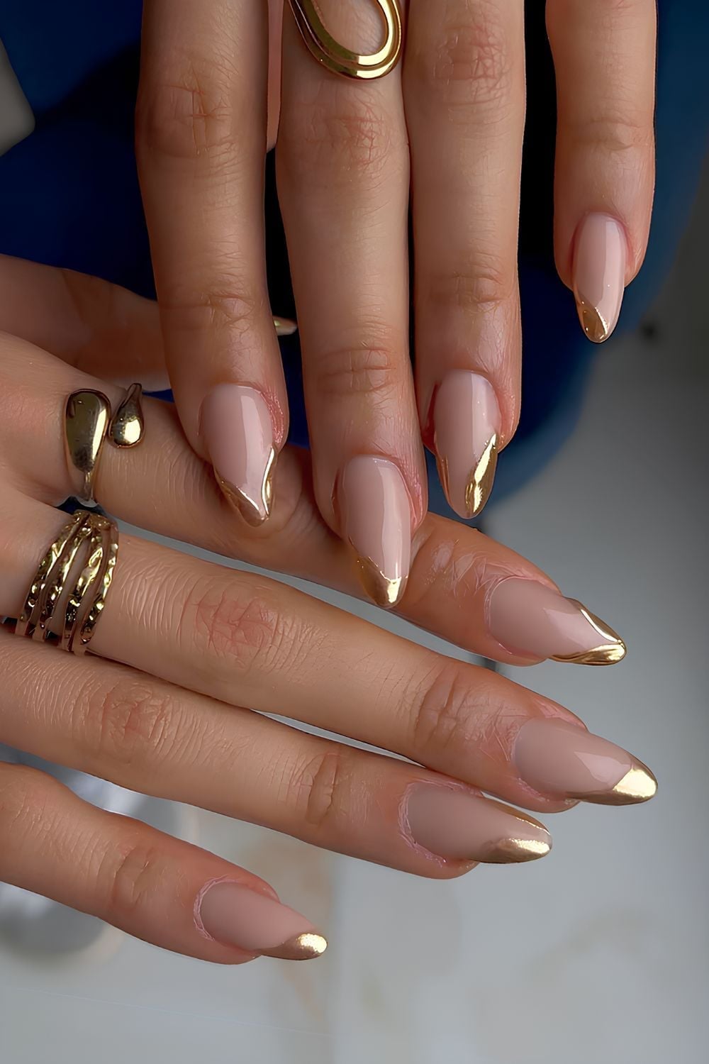 Long Stiletto Metallic Gold Chrome Nails With Medium Almond Long Stiletto Metallic Gold Chrome Nails With Medium Almond — Simple Gold Chrome Nails