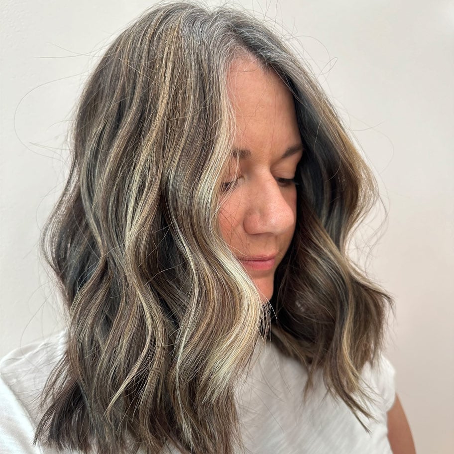 Chin Wavy Bob With Dark Gray and Blonde Blend — Simple Gray Blending
