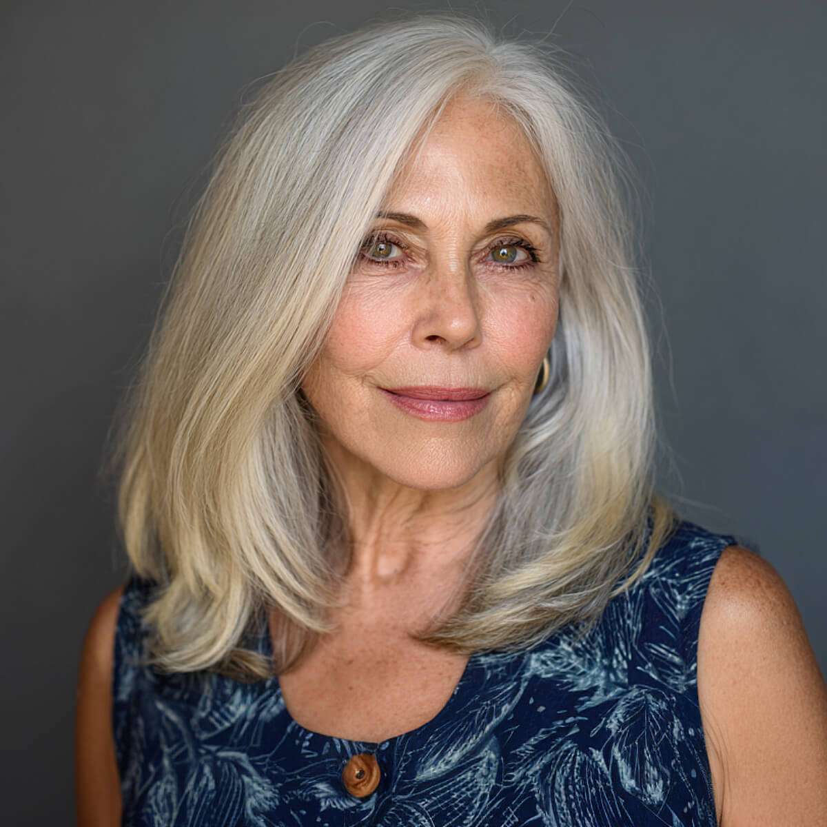 Collarbone Lob With Face-Framing Curtain Bangs — Simple Gray Blending