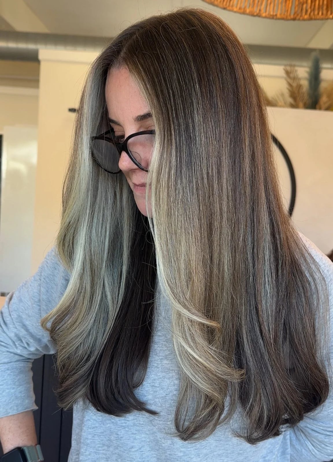 Mid-Back Layers With Dark Gray and Blonde Contrast — Simple Gray Blending
