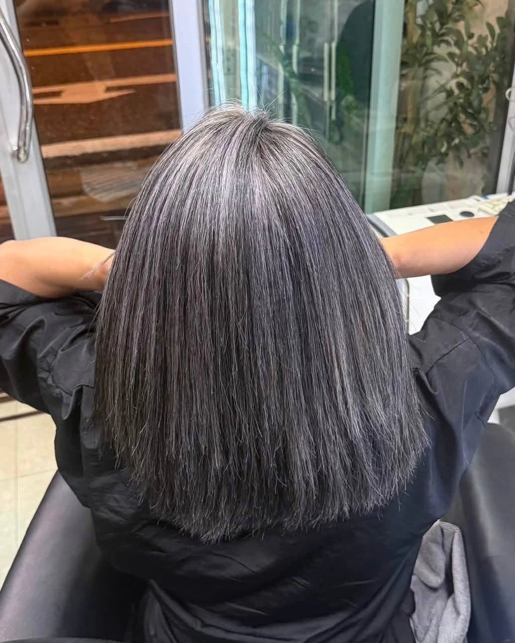 Collarbone Blunt Bob With Dark Gray Blend — Simple Gray Blending