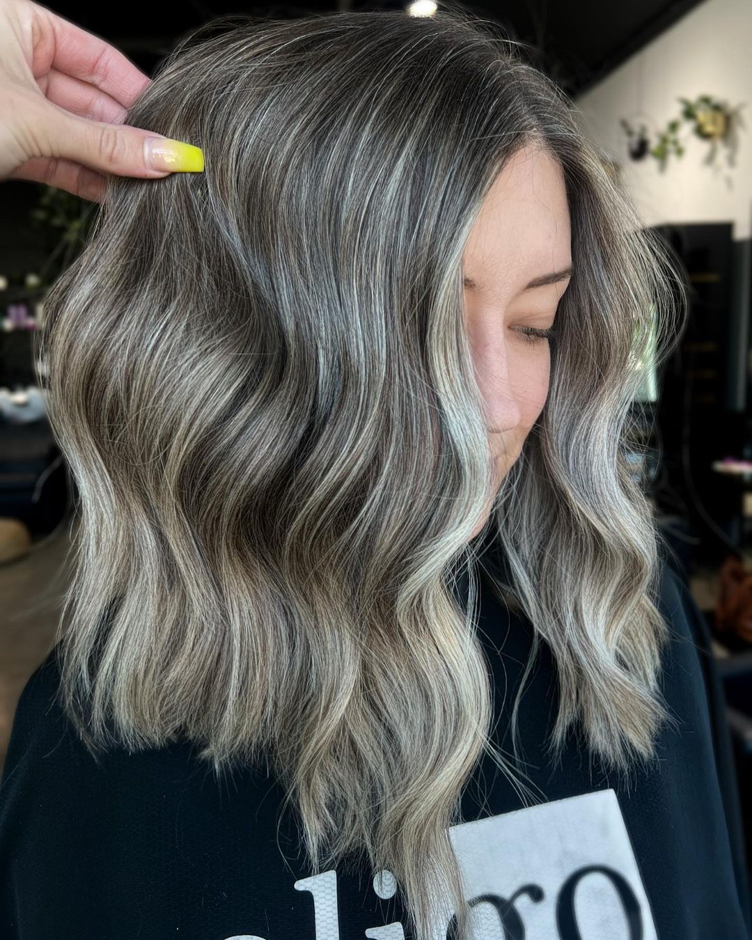 Collarbone Wavy Bob With Ash Blonde Highlights — Simple Gray Blending