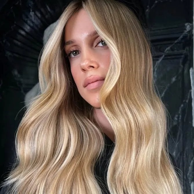 Golden Blonde Mid-Back Waves With Glossy Finish, Wavy Golden Blonde Mid-Back Waves With Glossy Finish, Wavy — Simple Highlights