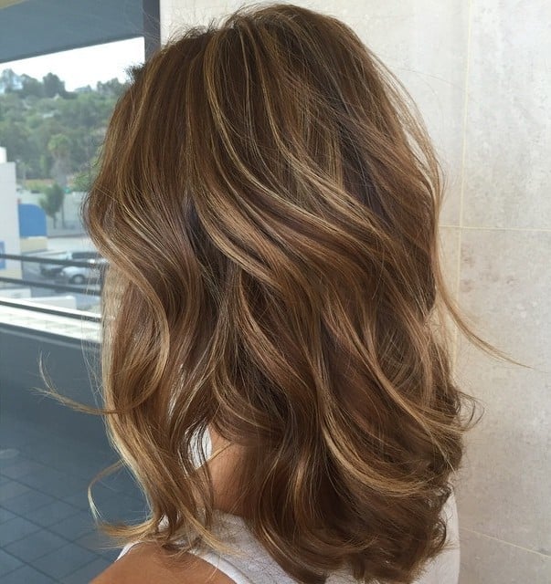 Light Brown Collarbone Waves With Sun-Kissed Highlights Light Brown Collarbone Waves With Sun-Kissed Highlights — Simple Highlights