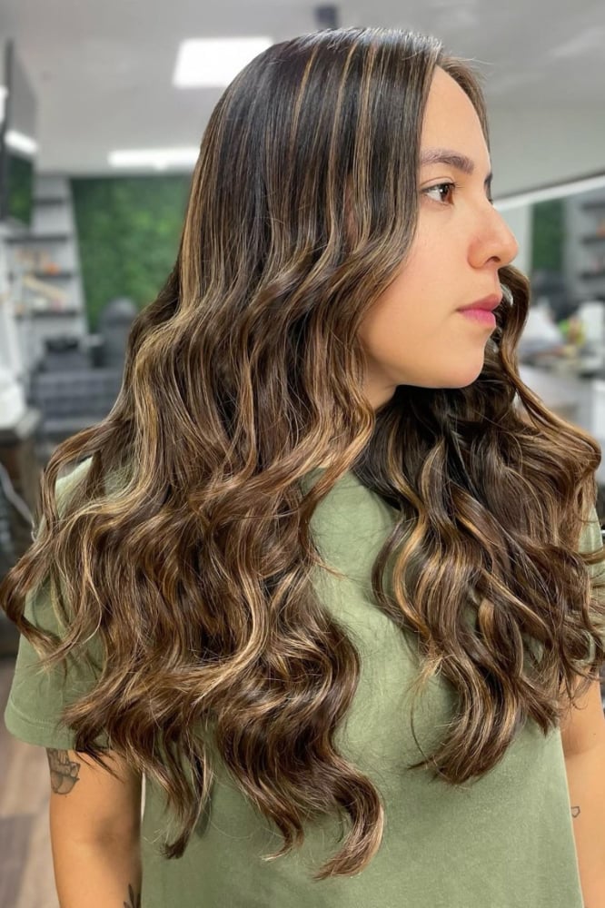 Dark Brown Mid-Back With Caramel Highlights, Wavy Dark Brown Mid-Back With Caramel Highlights, Wavy — Simple Highlights