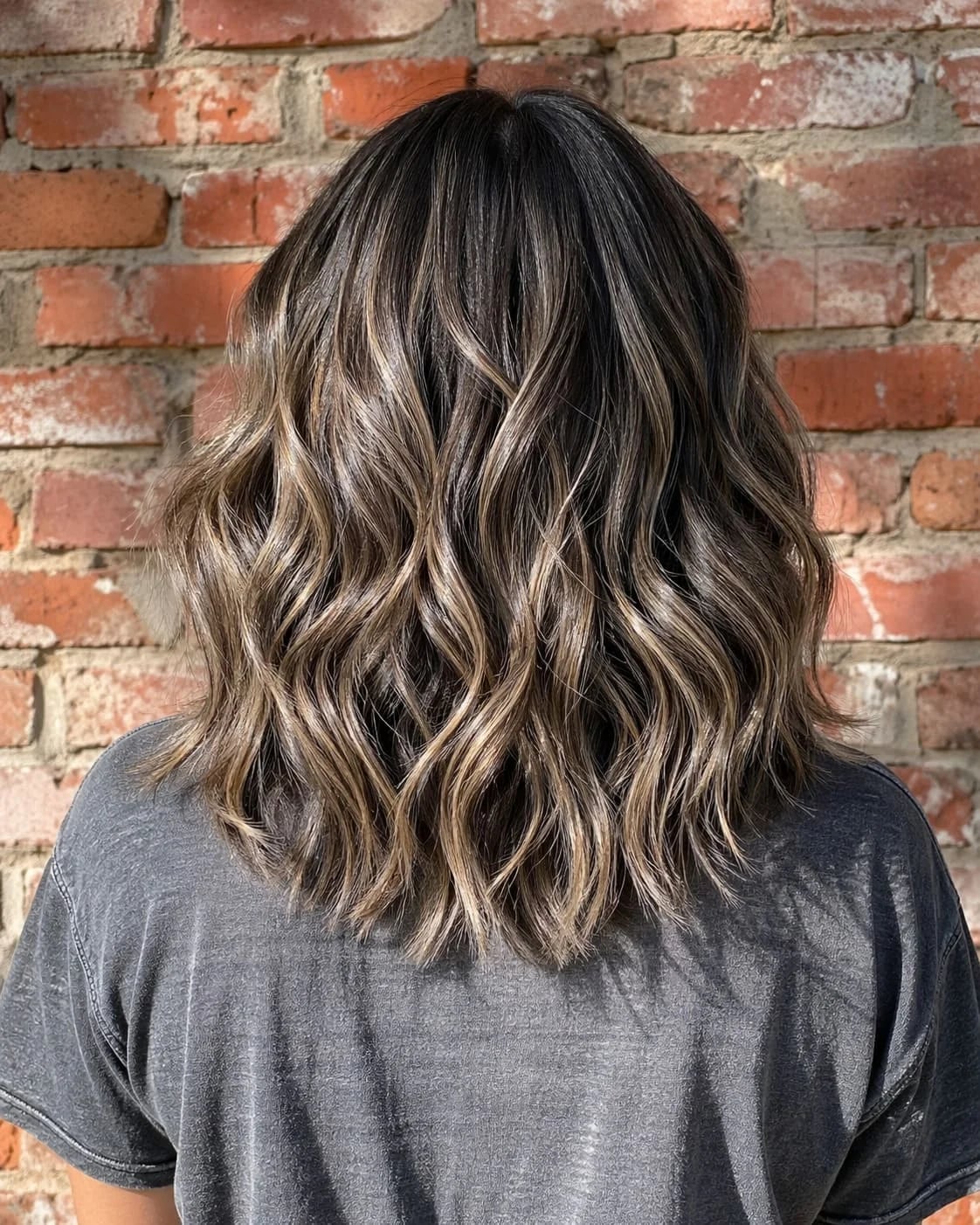 Brown Collarbone Balayage With Wavy Texture Brown Collarbone Balayage With Wavy Texture — Simple Highlights