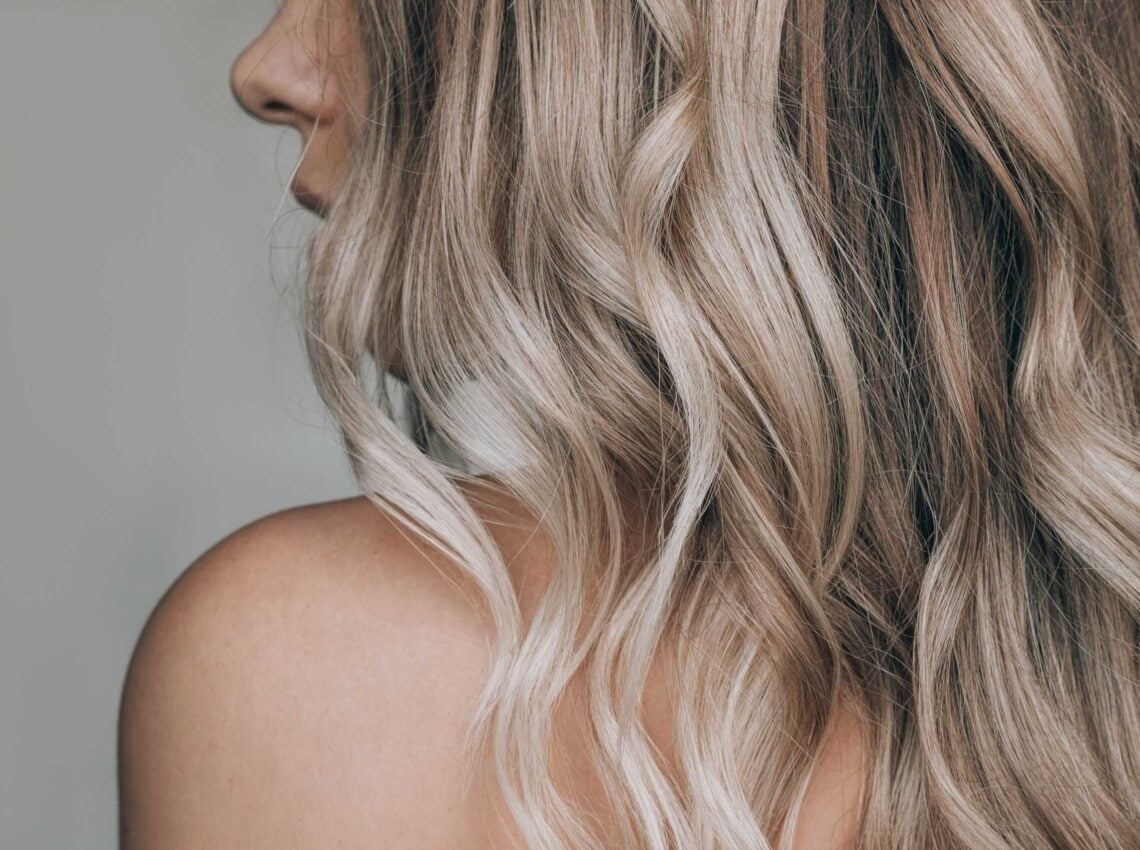 Ash Blonde Highlights On Dark Blonde Collarbone Waves Ash Blonde Highlights On Dark Blonde Collarbone Waves — Simple Highlights