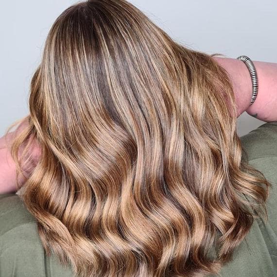 Dark Blonde Mid-Back Wavy Blowout Dark Blonde Mid-Back Wavy Blowout — Simple Highlights