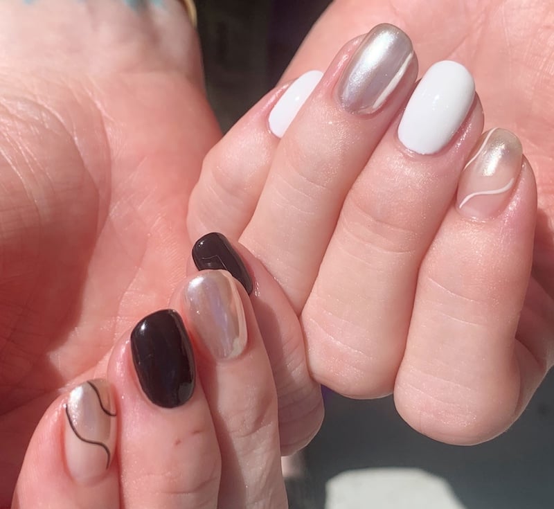 Short Nails With Metallic Lines and Sheer Tones Short Nails With Metallic Lines and Sheer Tones — Simple Japan Nails