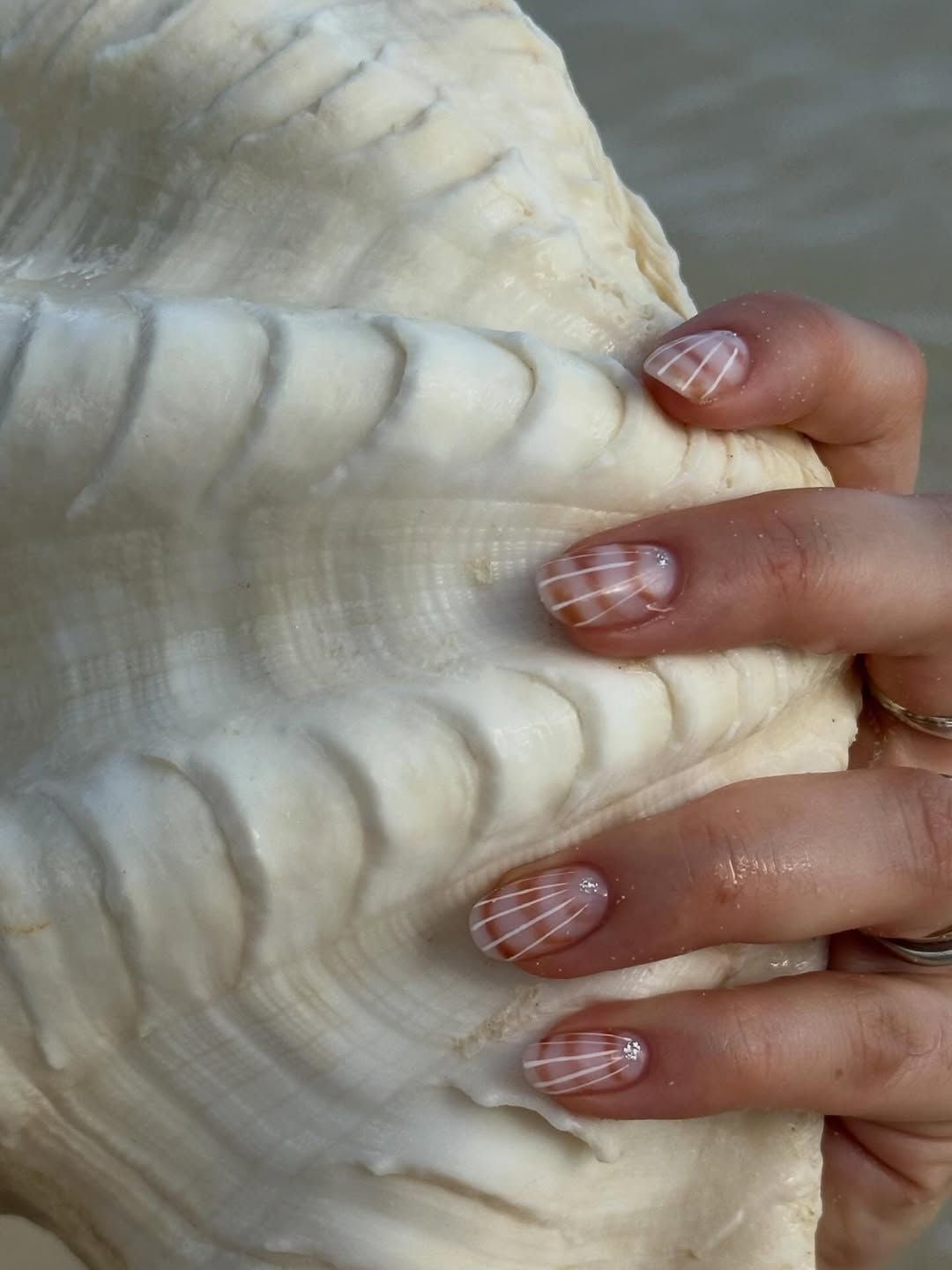 Short Almond Nails With White Fan Design and Gold Short Almond Nails With White Fan Design and Gold — Simple Japan Nails