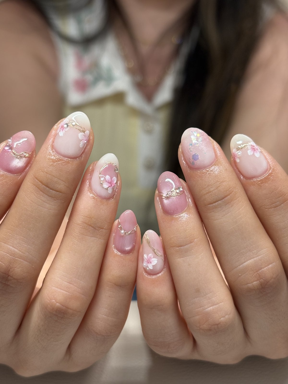 Short Oval Nails With 3D Flowers and Shimmer Short Oval Nails With 3D Flowers and Shimmer — Simple Japan Nails