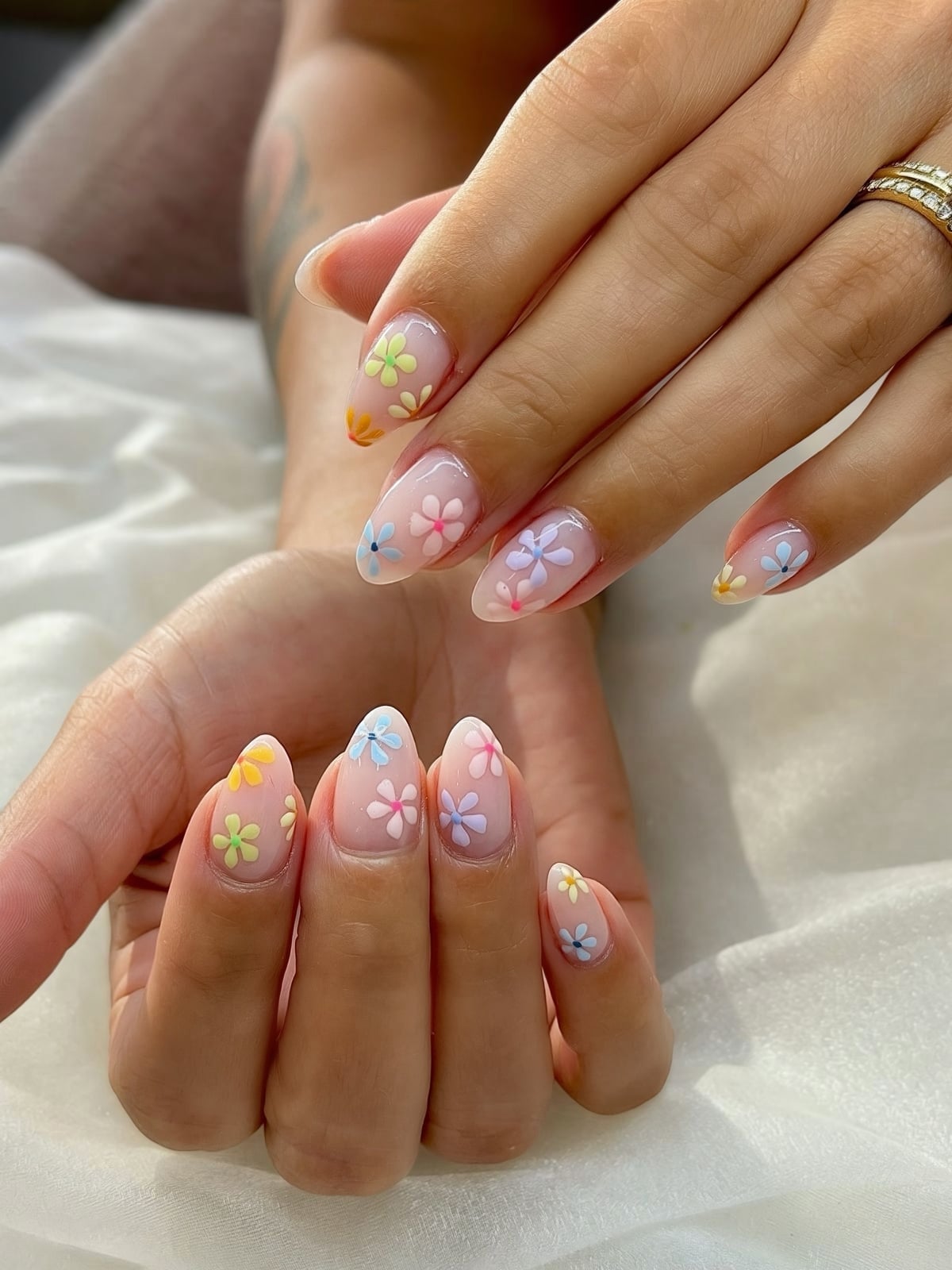 Short Oval Nails With Tiny Pastel Flowers Short Oval Nails With Tiny Pastel Flowers — Simple Japan Nails