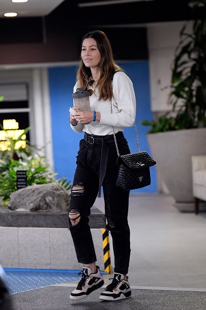 Ripped Jeans With Low-Top Sneakers — Simple Jordans Outfits
