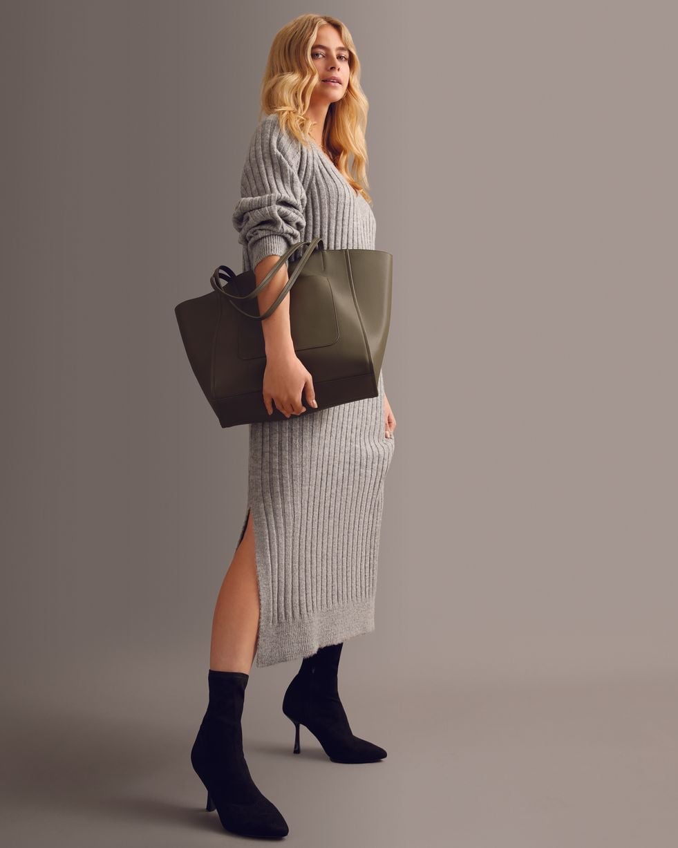 Relaxed Fit Ribbed Knit Midi Dress with Tote — Simple Knitted Dresses