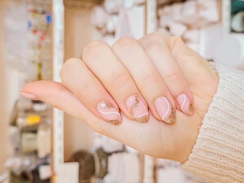 Short Oval Pale Pink With Gold Glitter Waves Short Oval Pale Pink With Gold Glitter Waves — Simple Korean Nails