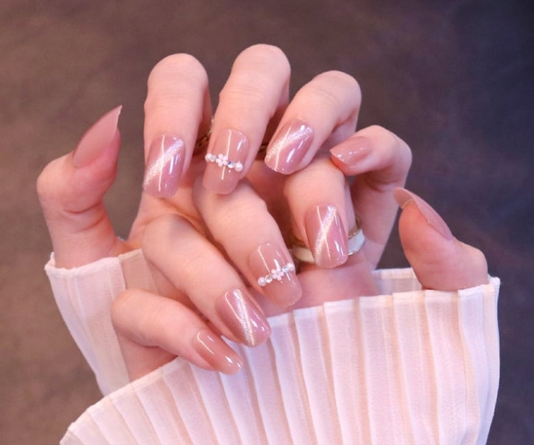 Medium Almond Cat-Eye With Pearls Medium Almond Cat-Eye With Pearls — Simple Korean Nails