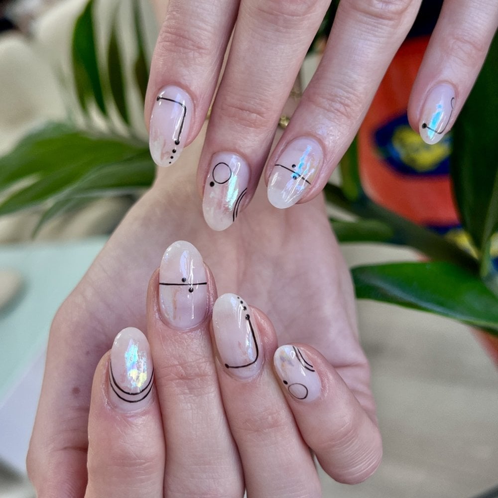 Short Oval Nude With Minimalist Line Art Short Oval Nude With Minimalist Line Art — Simple Korean Nails