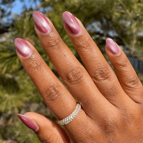 Pink Rose Gold Cat Eye Medium Oval Nails Pink Rose Gold Cat Eye Medium Oval Nails — Simple Metallic Nails
