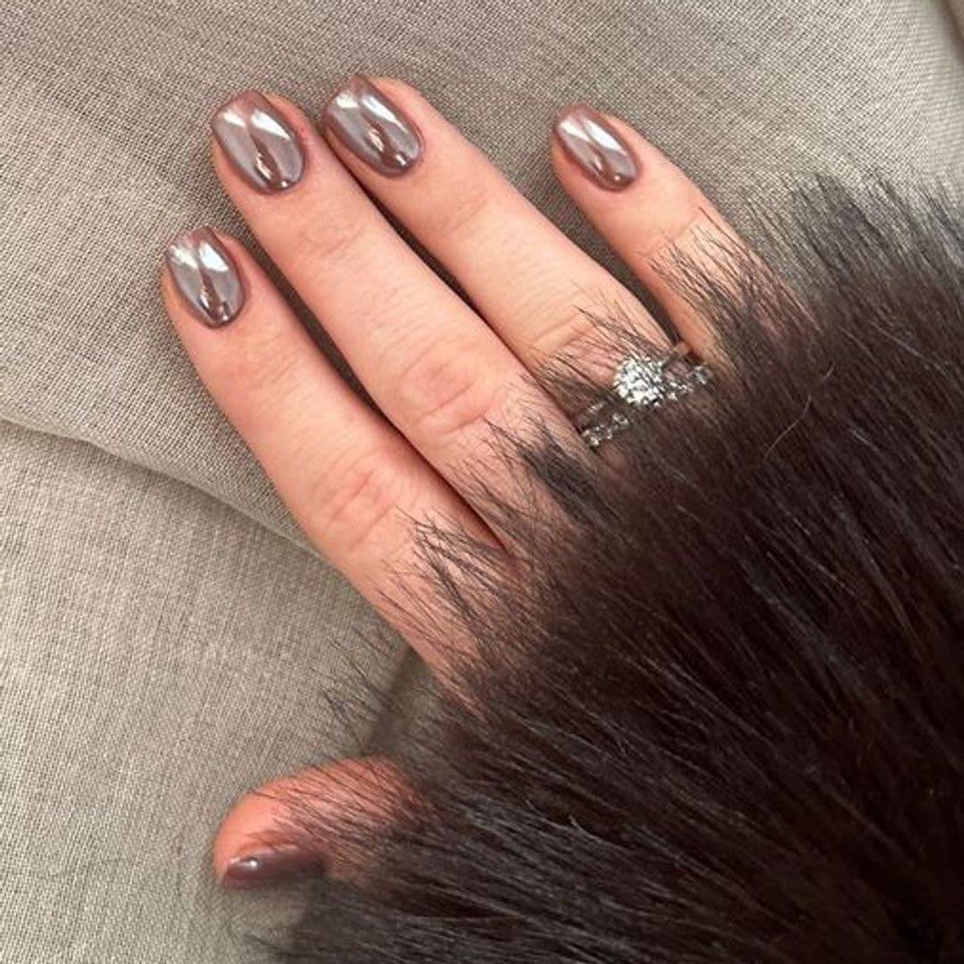 Bronze Metallic Chrome Short Oval Nails Bronze Metallic Chrome Short Oval Nails — Simple Metallic Nails